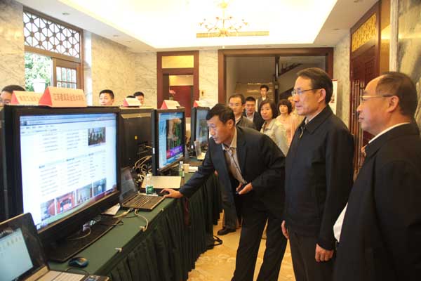 袁德明主任在我校展台前向教育厅沈健厅长、杨湘宁副厅长汇报信息化建设成果